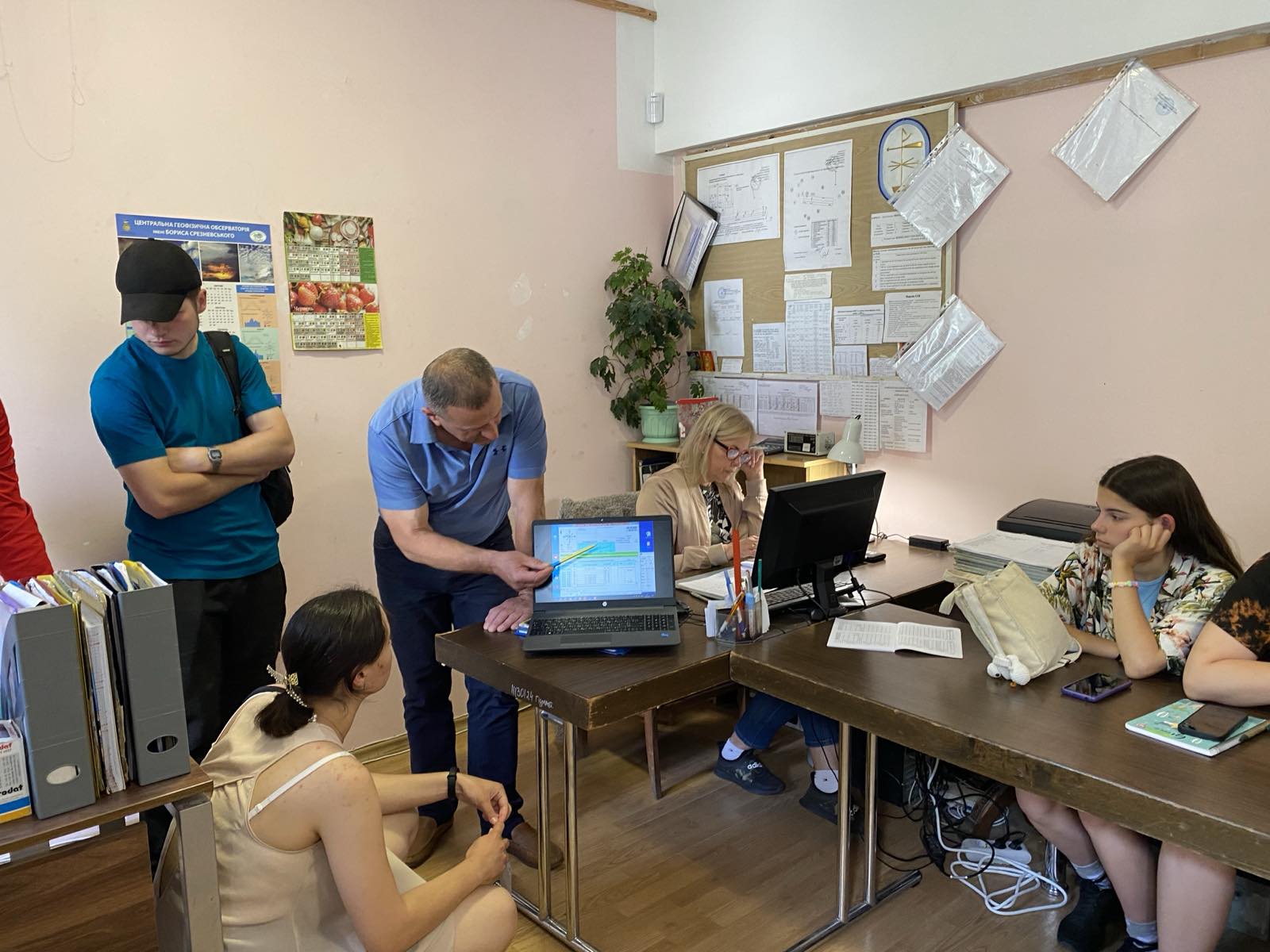 Володимир Кучерка пояснює студентам кодування метеоданих за стандартами SYNOP, METAR та SPECI